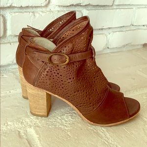 Latitude Femme. Leather booties. Made in Italy- 38